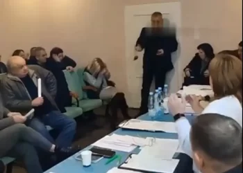 ‘DEPUTADO BOMBA!’ Veja momento que político explode granadas em reunião