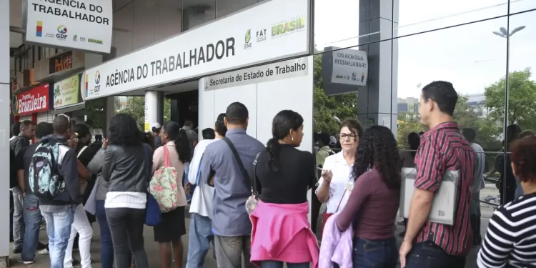 Desemprego fica em 7,5%, menor taxa até novembro desde 2014