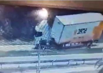 Carreta tomba e quase atinge motociclista