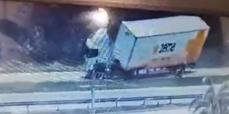 Carreta tomba e quase atinge motociclista