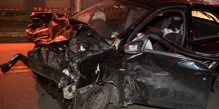 Bateu de frente; carros se envolvem em acidente e deixa três feridos em estado grave em Alpiarça