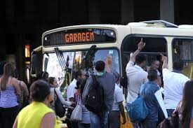 Juiz concede liminar para suspender aumento das passagens de ônibus em BH