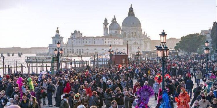 Por que Veneza vai proibir grandes grupos de turistas e caixas de som