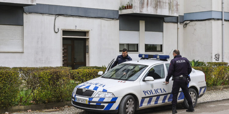 Idosa de 76 anos reage a assalto e morre esfaqueada no meio da rua em Portugal