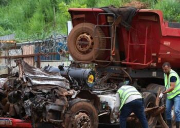 Acidente entre cinco caminhões faz três vítimas no Anel Rodoviário