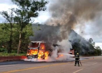 Ônibus que retornava de Cabo Frio pega fogo na BR-040, em Nova Lima
