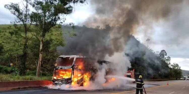 Ônibus que retornava de Cabo Frio pega fogo na BR-040, em Nova Lima