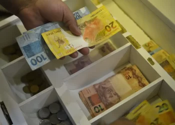 No Brasil salário mínimo de R$ 1.412 reais  entrou em vigor  dia 01 de janeiro de 2024