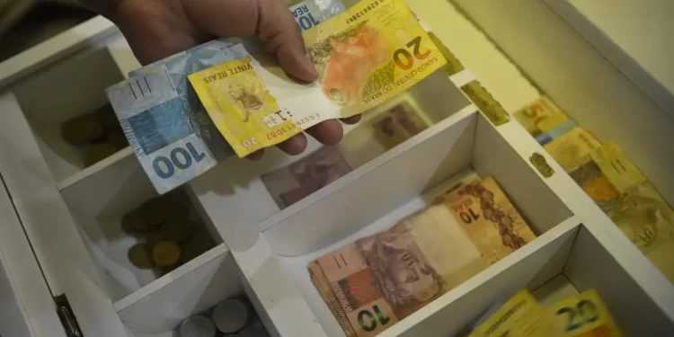 No Brasil salário mínimo de R$ 1.412 reais  entrou em vigor  dia 01 de janeiro de 2024