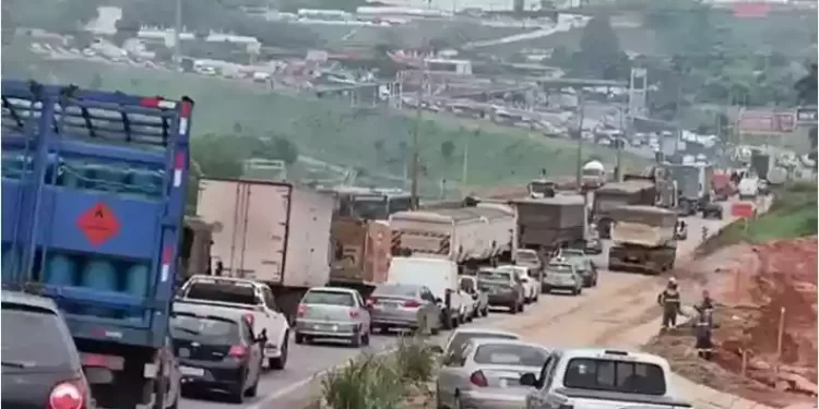 Chuva: interdições em estradas de MG amplia risco de acidentes, diz especialista