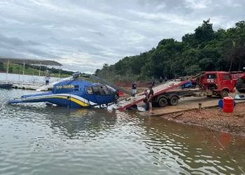 VÍDEO: Helicóptero cai em Capitólio, MG