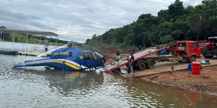 VÍDEO: Helicóptero cai em Capitólio, MG