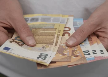 Em Portugal governo atualiza Salário Mínimo Nacional para 820 euros 2024