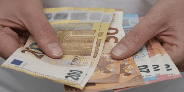 Em Portugal governo atualiza Salário Mínimo Nacional para 820 euros 2024