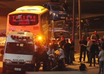 Ônibus  é sequestrado por bandidos no Rio de Janeiro e abandonado em favela, criminosos percorreram 16 quilômetros com as vítimas