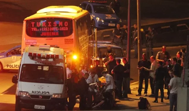 Ônibus  é sequestrado por bandidos no Rio de Janeiro e abandonado em favela, criminosos percorreram 16 quilômetros com as vítimas