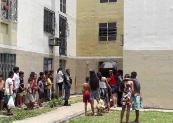 Jovem de 18 anos  é morta a facadas dentro de apartamento; suspeito é o namorado dela