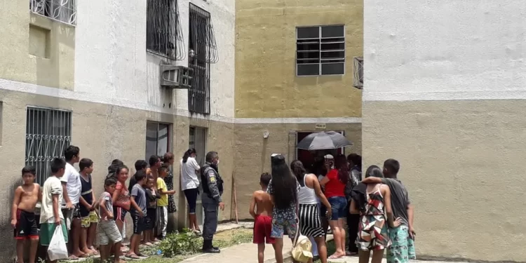 Jovem de 18 anos  é morta a facadas dentro de apartamento; suspeito é o namorado dela