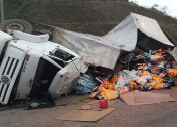 Motorista morre após caminhão tombar em avenida de Congonhas