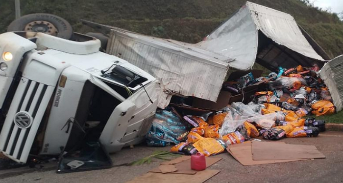 Motorista morre após caminhão tombar em avenida de Congonhas