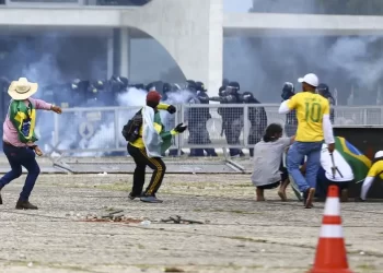 8 de Janeiro: pedido de anistia feito por Bolsonaro é tratado em projetos no Congresso