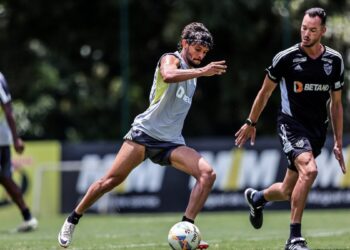 Ídolo do Atlético ‘deixa aposentadoria’ e participa de treino na Cidade do Galo