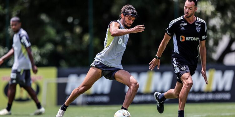 Ídolo do Atlético ‘deixa aposentadoria’ e participa de treino na Cidade do Galo