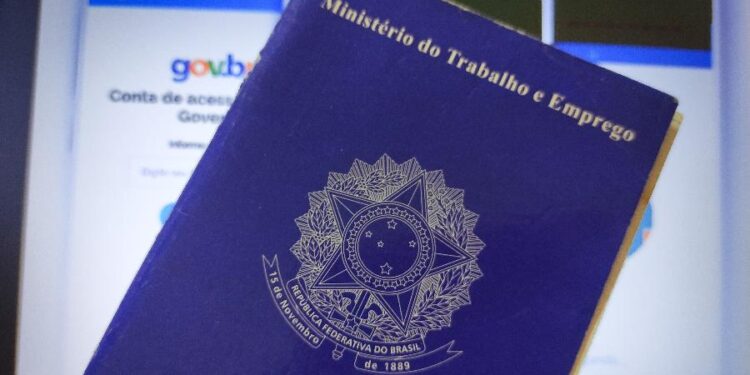 Desemprego fica em 7,6% no trimestre até janeiro, abaixo de previsões do mercado