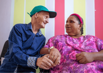 Idoso de 100 anos pede namorada em casamento durante aniversário em Betim