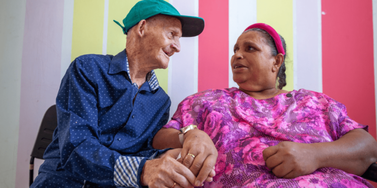 Idoso de 100 anos pede namorada em casamento durante aniversário em Betim