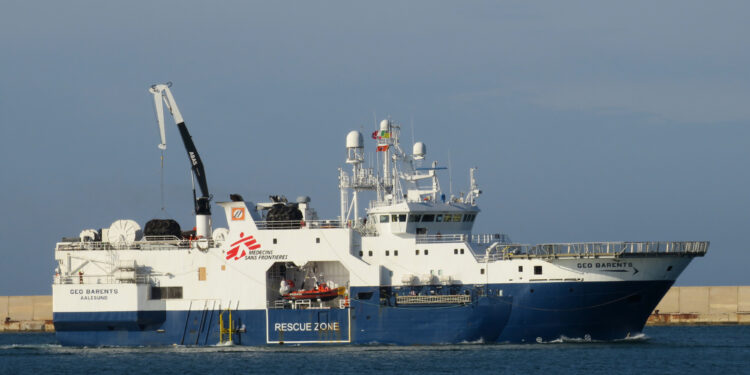 Navio de busca e resgate de Médicos Sem Fronteiras é detido na Itália após ameaças da guarda costeira da Líbia