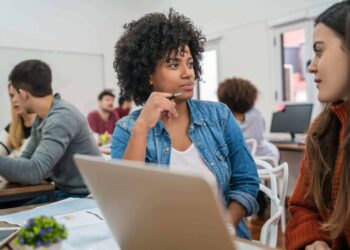 Quanto custa fazer faculdade particular? Veja mensalidade média de cursos presenciais e EAD