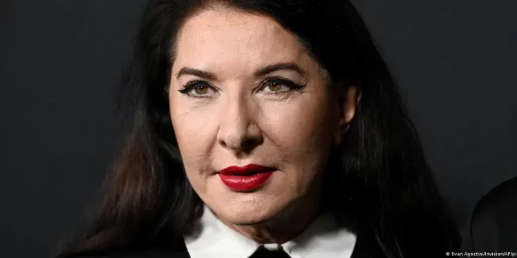 Aos 77 anos, Marina Abramovic não pensa em se aposentar: “Morrerei trabalhando”