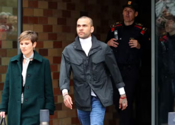 Urgente;  Daniel Alves acaba de sair da  prisão após pagamento de fiança