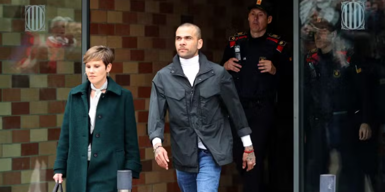 Urgente;  Daniel Alves acaba de sair da  prisão após pagamento de fiança