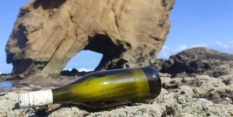 Garrafa com mensagem atravessou o Atlântico e foi encontrada 7 anos depois em praia de Portugal.