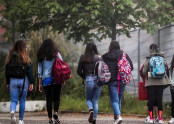 Adolescente está em estado gravíssimo após ser baleada enquanto voltava da escola na Baixada Fluminense no Rio