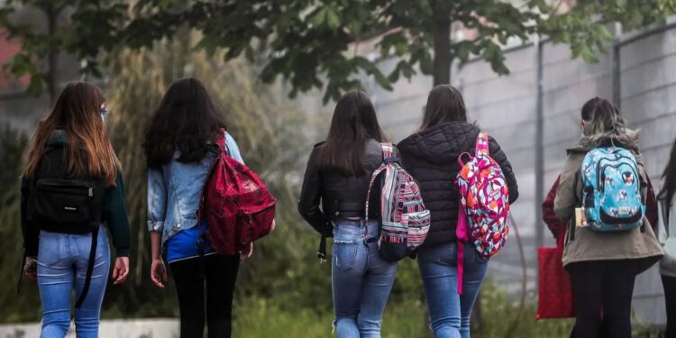 Adolescente está em estado gravíssimo após ser baleada enquanto voltava da escola na Baixada Fluminense no Rio
