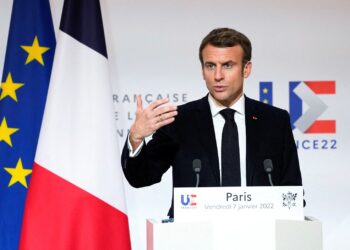 Presidente da França dobra aposta contra Putin e sugere tropas na Ucrânia