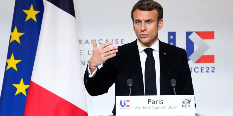 Presidente da França dobra aposta contra Putin e sugere tropas na Ucrânia