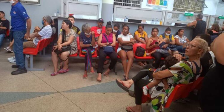 Epidemia de dengue: BH tem UPAs lotadas e espera de até 12h