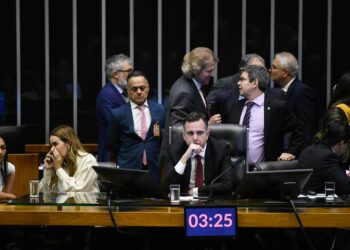 Câmara aprova mudanças no novo ensino médio; disciplinas obrigatórias vão ter aumento de carga horária