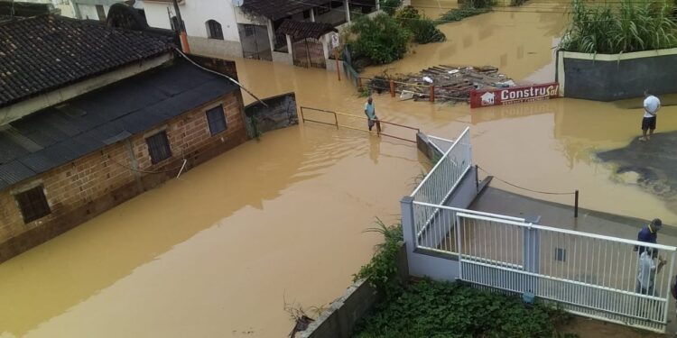 Chuva devasta mata pessoas em Mimoso do Sul, cidade no Espirito Santo
