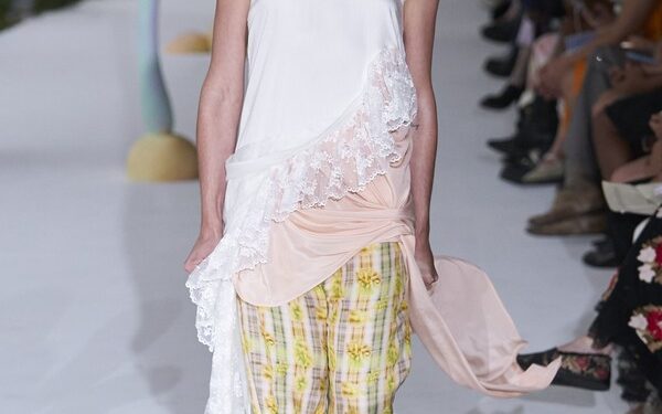 Tendência “Delulu”: como a passarela se refugia na excentricidade em busca de um lugar seguro