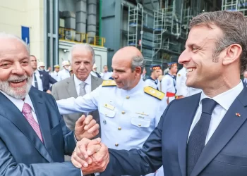 Macron chega ao Planalto para último dia de agenda no Brasil