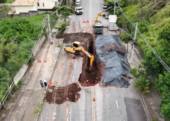 Cratera no Belvedere: Veja imagens de como estão o buraco e as obras de reparo da PBH