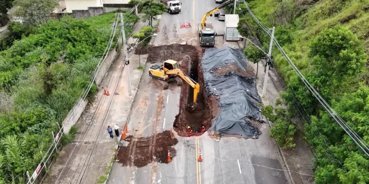 Cratera no Belvedere: Veja imagens de como estão o buraco e as obras de reparo da PBH