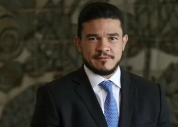 Zema exonera servidor suspeito de pedir propina em Brasília