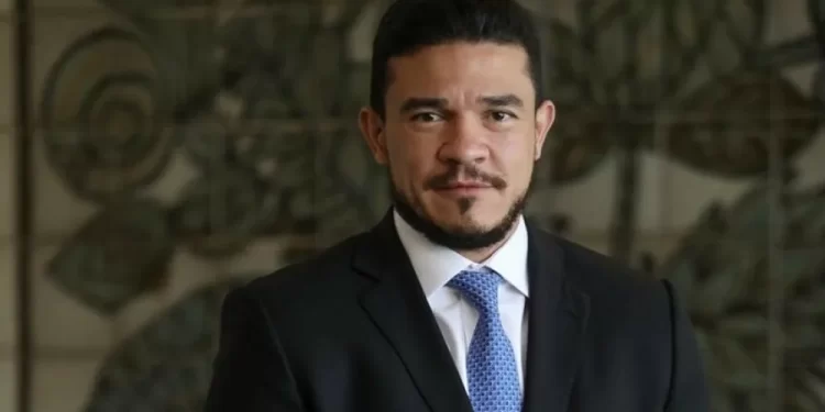 Zema exonera servidor suspeito de pedir propina em Brasília