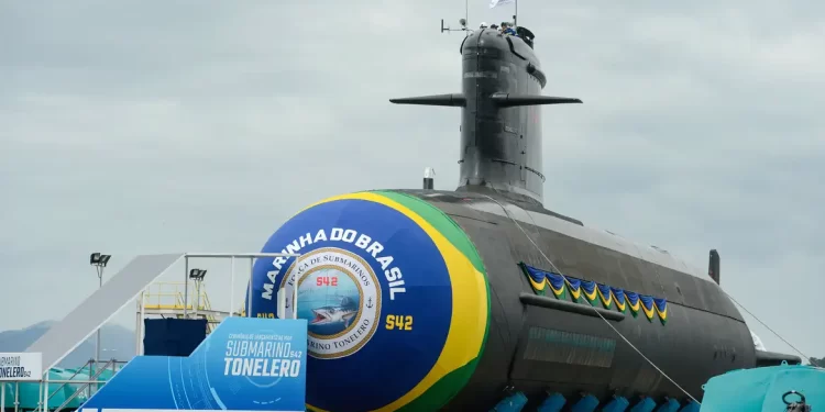 Lula e Macron lançam 3º submarino de parceria entre Brasil e França